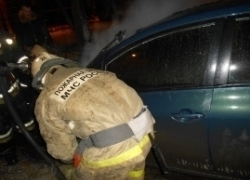 На Левом берегу Воронежа жители тушили пылающую иномарку