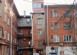 Тяга к красивой жизни: дом на крыше требуют снести в Воронеже 