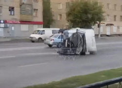 Перевёрнутую «Газель» сняли на видео на оживленной улице в Воронеже 