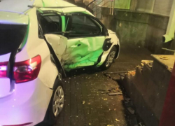 Kia чуть не сломалась пополам, въехав в крыльцо воронежского магазина