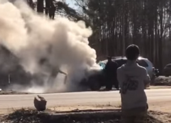 Сильно задымившаяся иномарка попала на видео в Воронеже 
