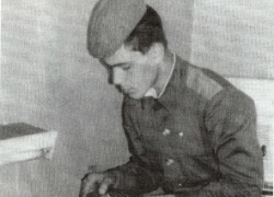 Как Констанин Ашифин на "Урале" выломал железные ворота в воинской части