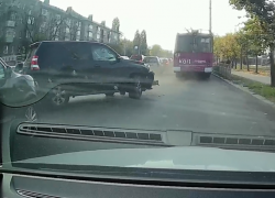 Почему выскакивать на выделенку для объезда пробки себе дороже, показали на примере Land Cruiser в Воронеже