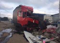 На воронежской трассе водитель фуры вылетел на встречку и разнес автосервис с тремя автомобилями внутри