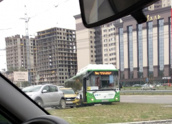 Стало известно, как автобус оказался на газоне в Воронеже