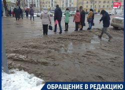 Пешеходы тонут в снежной каше на "зебре" в центре Воронежа