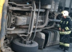 Дальнобойщик опрокинул фуру Scania на воронежской дороге