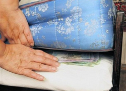 Под Воронежем подсобник избил пенсионерку ради заначки под матрасом