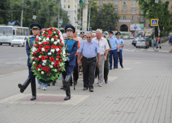 В юбилей генерала Черняховского к его памятнику в Воронеже возложили цветы