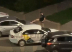 «Вызывайте полицию!»: громящего машины неадекватного мужчину сняли на видео в Воронеже