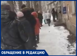 Очередь в 25 шагов выплеснулась за пределы воронежского отделения «Почты России»  