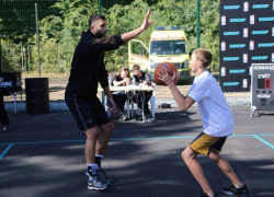 Знаменитый игрок NBA Радманович открыл в Воронеже баскетбольную площадку