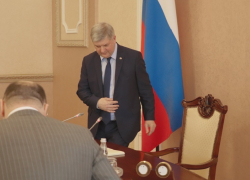 Губернатору Гусеву прописали три варианта судьбы-злодейки 