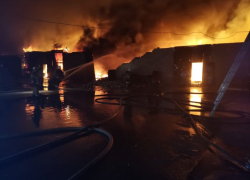 Пожар на складе в воронежском микрорайоне ВАИ очевидцы записали на видео