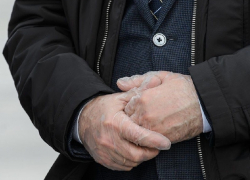 Руки Гусева в целлофане назвали «фото дня» в областном правительстве