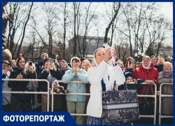 Символ Святого Духа запустили в небо у кафедрального собора в Воронеже 