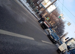 Легковушка перевернулась на крышу рядом с пешеходным переходом в Воронеже 