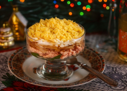 Что приготовить к Новому году: салат с красной рыбой и яблоками