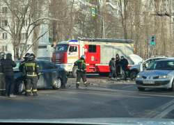 Пожарный расчет прибыл на место жесткой аварии в Воронеже 