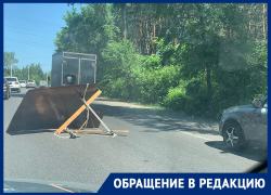 Опасная помеха на дороге в Воронеже толкает водителей через двойную сплошную