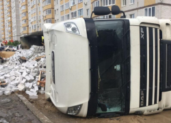 Фура провалилась в яму во время движения в Воронеже 