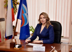 Шикарным декольте похвасталась воронежский депутат Кулешова перед избирателями