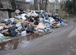 Кресло «министра ЖКХ» и горы мусора приютились в воронежском ЖК