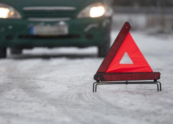В столкновении иномарки с рейсовым автобусом на воронежской трассе погиб человек