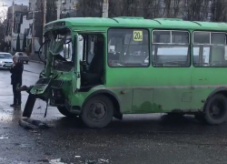 На видео попал момент жуткого столкновения маршрутки с грузовиком в Воронеже 