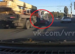 На видео попало, как фура толкнула легковушку под кран в Воронеже