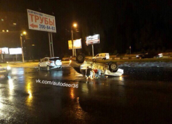 В Воронеже окровавленные парень и девушка выбирались из перевернутого авто