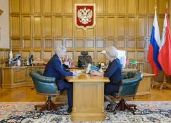 Золотая пенсионерка Муромцева получила награду из рук губернатора Гусева