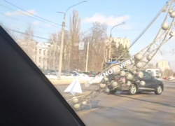 Дикий ветер снес иллюминацию в центре Воронежа