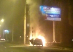 Полыхающая иномарка на улице Кирова в Воронеже попала на видео
