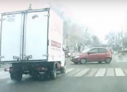 На видео сняли, как дед не смог проскочить на красный в Воронеже 