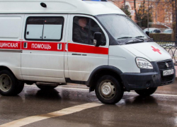 Мотоциклист попал в больницу после ДТП с бордюром и фурой на воронежской трассе 