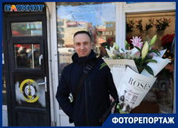 Цветочное безумие: как воронежские мужчины 8 Марта отмечали