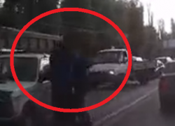 Жестокая драка водителей около детской больницы в Воронеже попала на видео