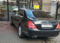 Царская парковка москвича на "Мерседесе" шокировала воронежцев