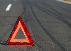 Водитель пострадал в опрокинутой Mazda в воронежском городе