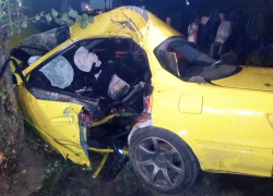 Ужасающие снимки спасения воронежцев из искореженной Toyota опубликовали в Сети
