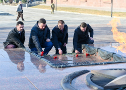 Делегации Содружества "Донбасс" возложили венки к Вечному огню и стеле погибшим детям на воронежской площади Победы