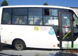 Наглый маршрутчик, выскочивший на дорогу в Воронеже, попал на видео