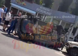 Автомобиль с маленьким ребенком перевернулся на юго-западе Воронежа