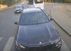 Едва не протаранил автобус: неприличный жест показал водитель BMW на «встречке» 