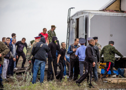 Блогер выложил фото людей в масках во время разгрома поселка геологов на месторождении никеля в Воронежской области