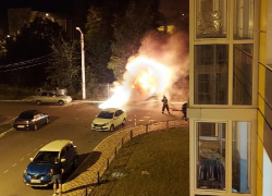 В воронежском ЖК второй раз за лето загорелись автомобили
