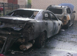Две иномарки сгорели ночью в Воронеже
