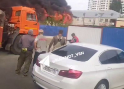 Опубликовано видео мощнейшего пожара на складе стройматериалов в Воронеже
