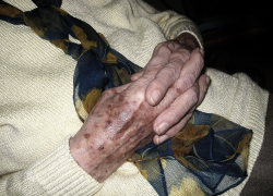 В Юго-западном районе Воронежа мужчина представился сантехником и напал на пенсионерку